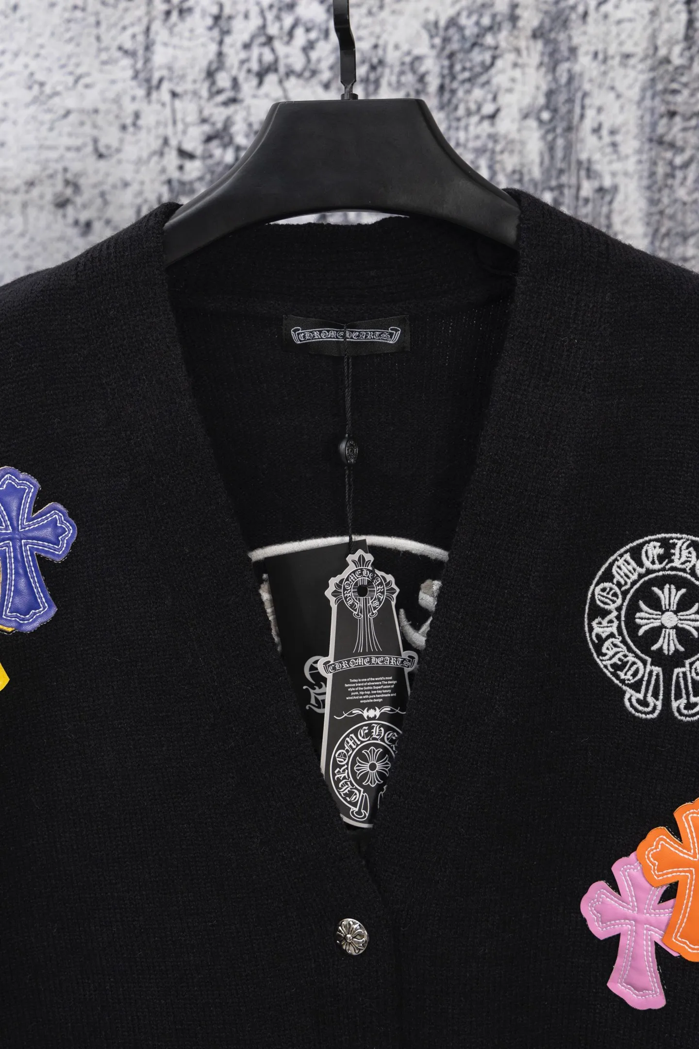 P240 -Chrome Hearts/Chrome Hearts Colorful cross leather cardigan jacket sweater. High weight, high density and high quality. The wool is soft, delicate and skin-friendly. It feels soft and silky. It has excellent warmth and skin-friendly properties. It is custom-woven and dyed without color difference. No matter the fabric or workmanship details, it is better than the ordinary version on the market. -The hardware and zipper accessories are all customized and full of details. Crow autumn and winter super heavy embroidery ➕ positioning leather label long-sleeved knitted cardigan lazy outer wear mid-length sweater -Colour: black white Size: S M L